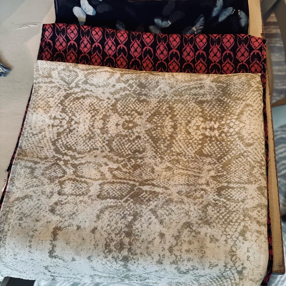 Kasper Women’s Python Scarf - Picture 6 of 6